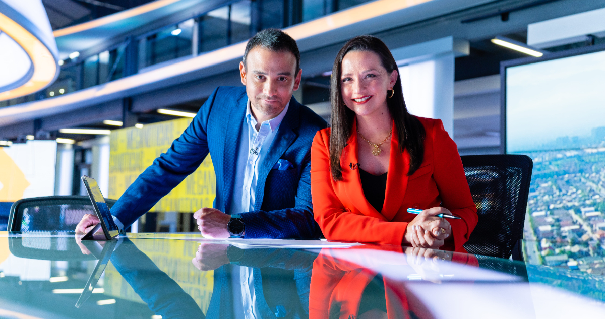 Gonzalo Ramírez y Andrea Aristegui posan junto en el mesón de Meganoticias.