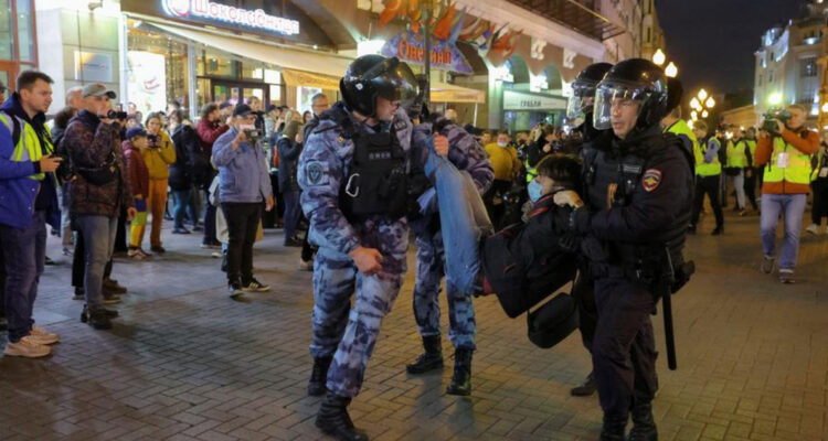 Grupos feministas ayudan a hombres a abandonar Rusia para evitar ser llamados como reservistas