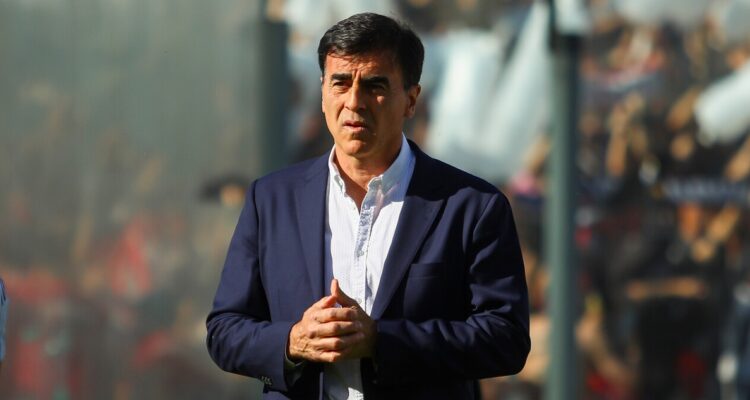Gustavo Quinteros viajó a Argentina pero en Colo Colo descartan citas con otros equipos.