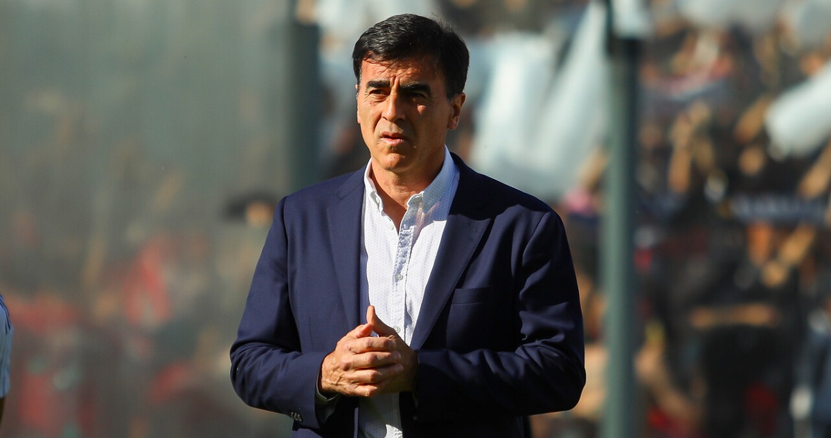 Gustavo Quinteros viajó a Argentina pero en Colo Colo descartan citas con otros equipos.