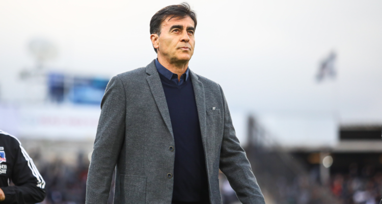 Gustavo Quinteros es de las primera opciones para tomar la banca de Independiente.