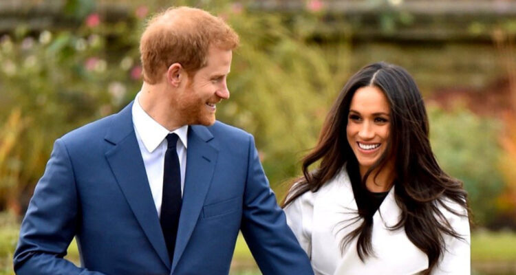 El príncipe Harry y Meghan Markle sonríen mientras se miran.