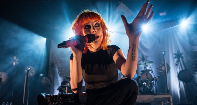 Hayley Williams junto a Paramore en tour