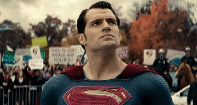 El actor interpretando a Superman en La Liga de la Justicia.