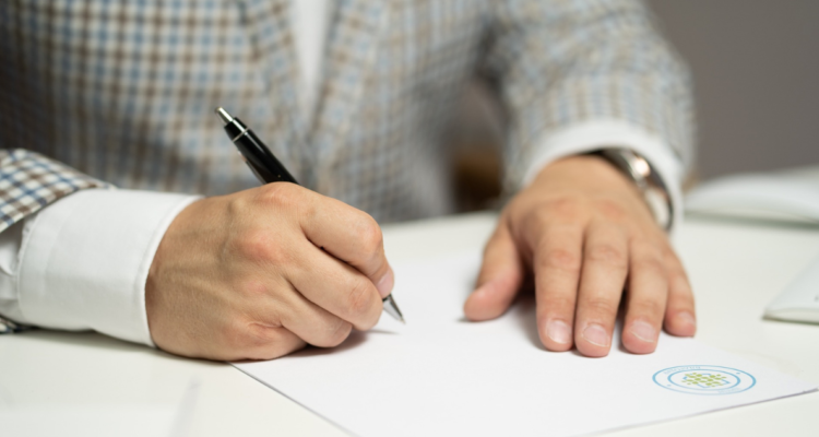 hombre adulteró título