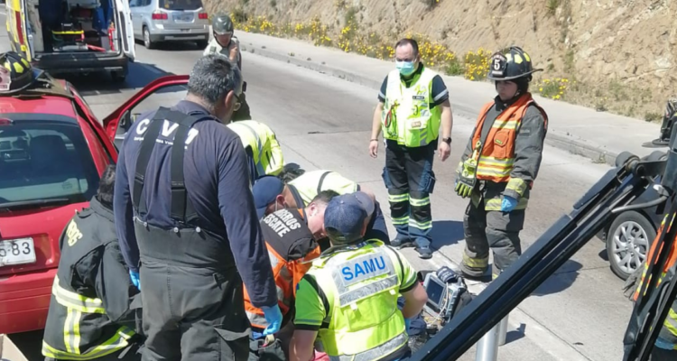hombre choca contra poste de luz