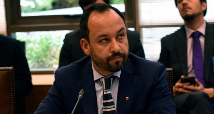 Renuncia director del Liceo de Aplicación, Humberto Garrido