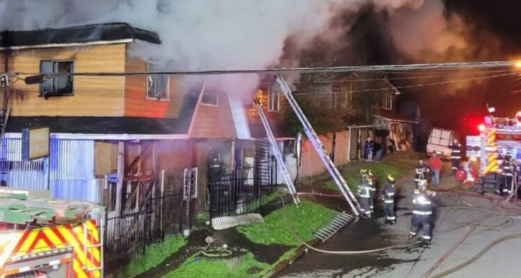 Casa de dos pisos sufre daños por un incendio en Osorno y 5 personas quedaron damnificadas