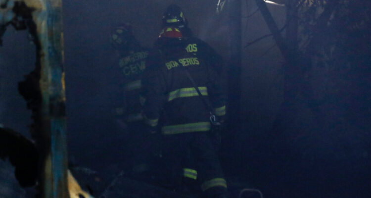 Encuentran cuerpo calcinado tras incendio que destruyó supermercado y una radio local en Parral