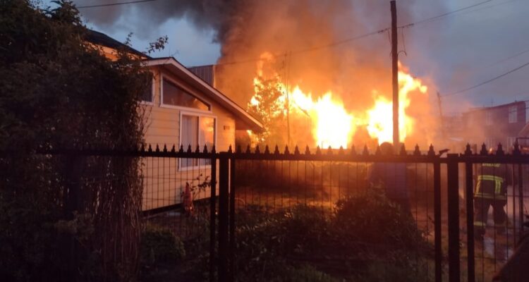 incendio-quellon-arrasa-vivienda-dos-damnificados