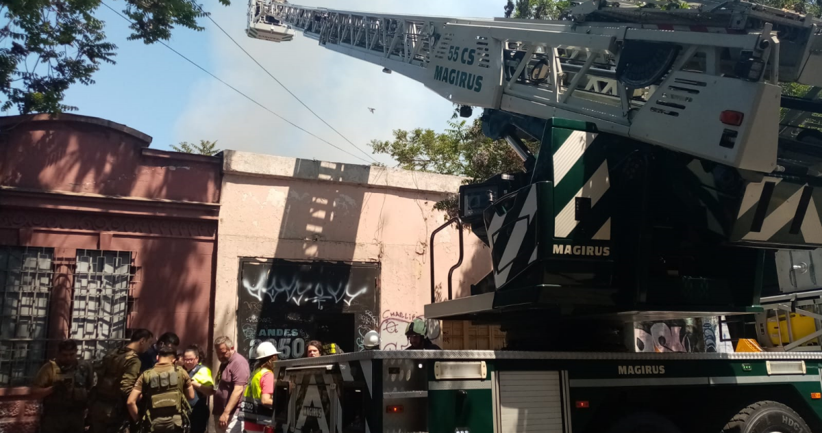 16 compañías de Bomberos trabajan en incendio que afecta a casona en Santiago