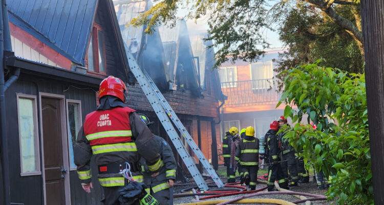 Incendio destruyó complejo de cabañas en el sector céntrico de Valdivia