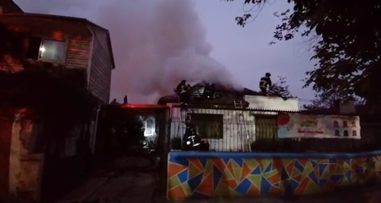 Distintos incendios dejan una mujer muerta en Quinta Normal y un jardín infantil destruido en Macul