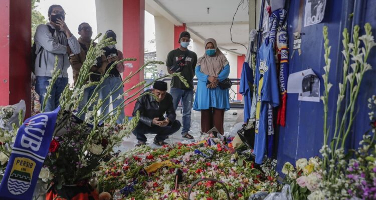 Familiares en un memorial a las víctimas de la estampida.