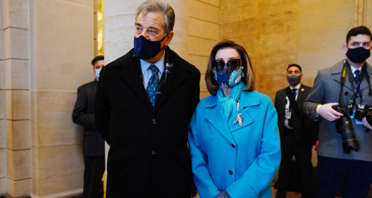 EEUU: hombre invade casa de Nancy Pelosi y ataca a “violentamente” a su marido