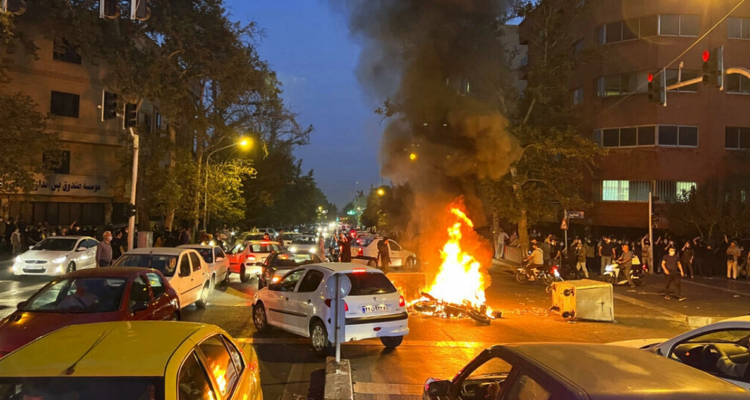 Una moto de policía en llamas durante una protesta contra el régimen iraní.