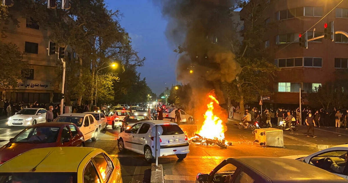 Una moto de policía en llamas durante una protesta contra el régimen iraní.