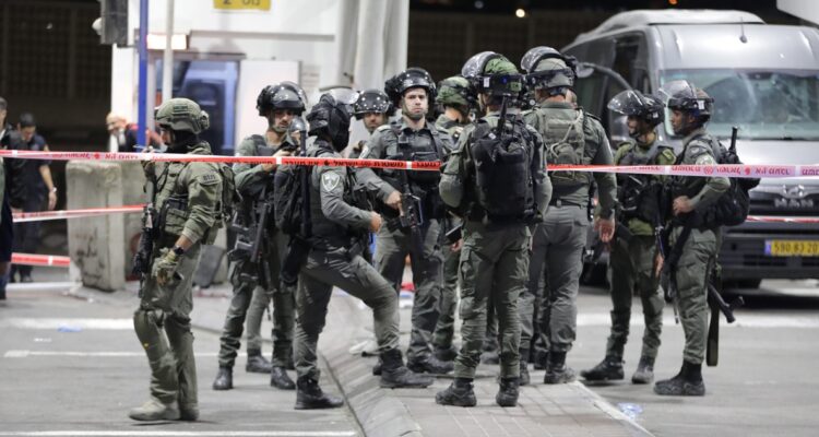 Policías tras un ataque en Jerusalén Este.
