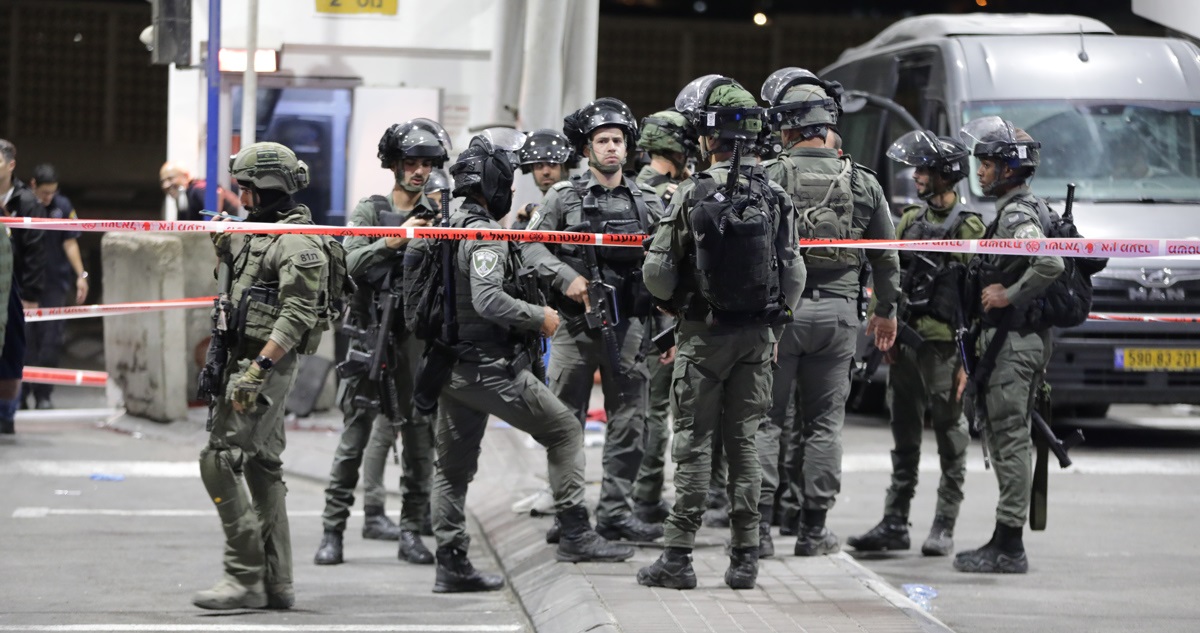 Policías tras un ataque en Jerusalén Este.