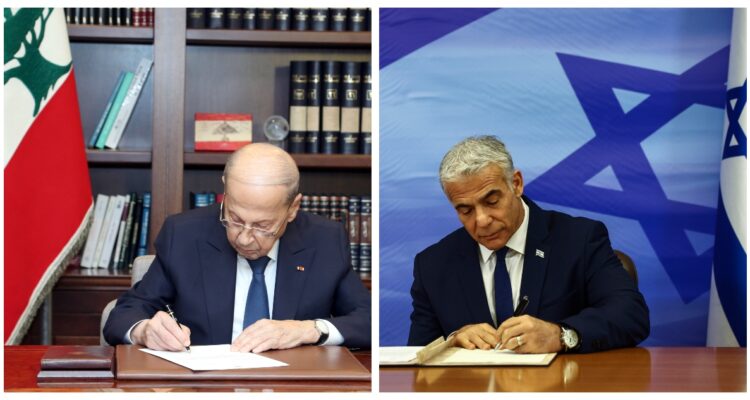 Fotografías de ambos mandatarios, firmando el acuerdo.