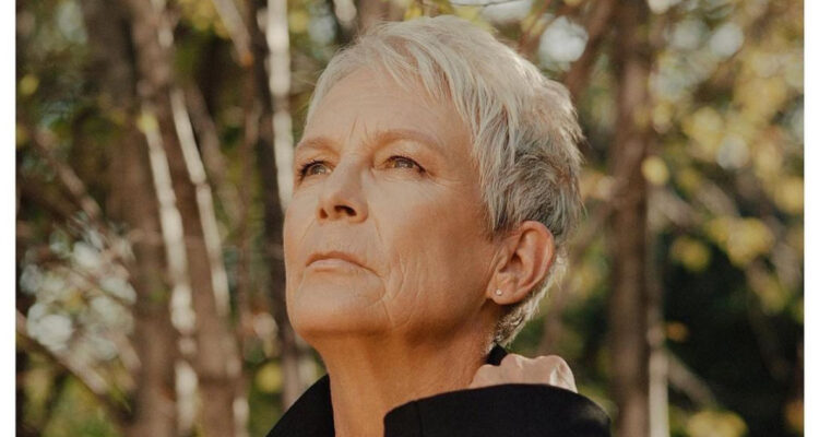 Jamie Lee Curtis posa seria para la cámara. La actriz aseguró que teme por la vida de su hija transgénero.