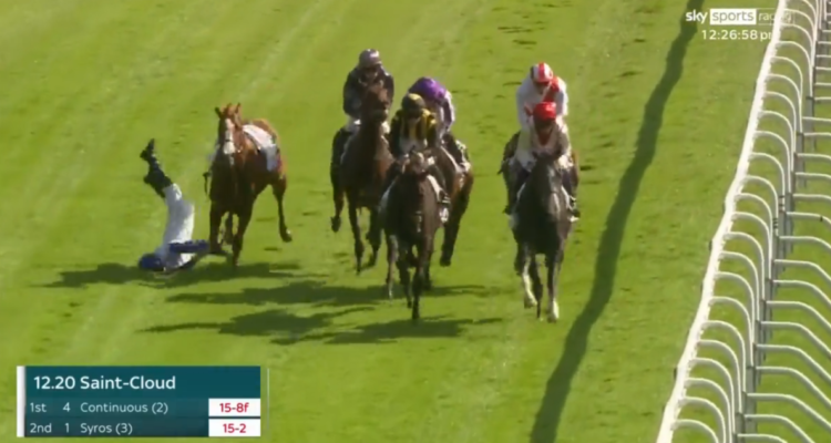 Violenta caída en carrera de caballos en Francia que pudo ser una tragedia.