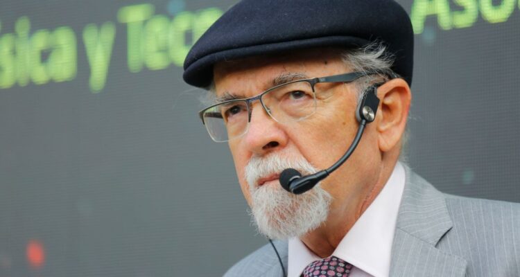 Profesor José Maza dictará curso sobre la Luna