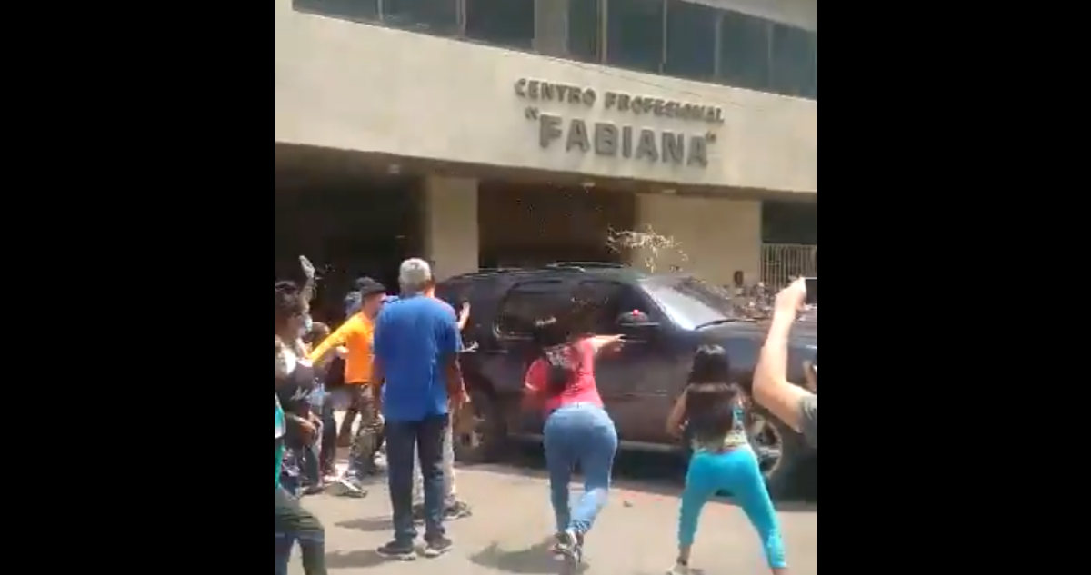 El vehículo de Guaidó siendo atacado.