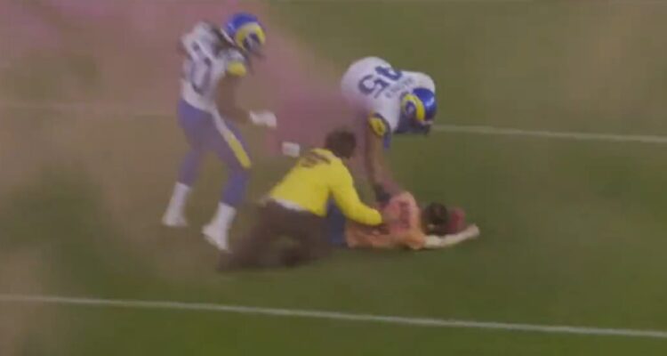 Bobby Wagner le propinó descomunal tacle a un ivasor.