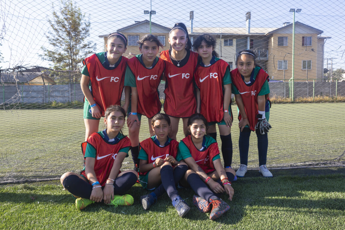 Jugadoras de la Roja femenina protagonizan un evento junto a niñas para promover el deporte.