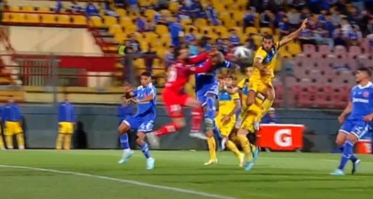 Junior Fernández se descarga tras el polémico cobro del árbitro del duelo ante Everton de Viña del Mar.