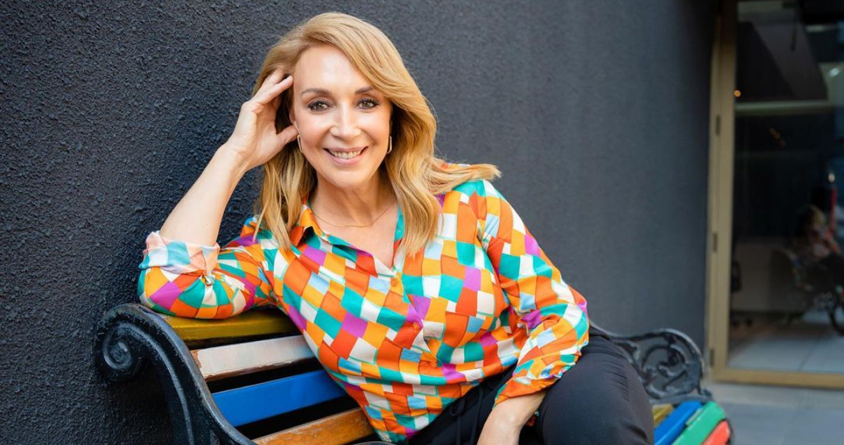 La periodista Karen Doggenweiler sonriendo a la cámara. Recientemente, la comunicadora dio a conocer sus deseos por animar el Festival de Viña del Mar.
