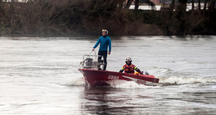 Kayakista salvó milagrosamente tras volcar en el río Rahue de Osorno