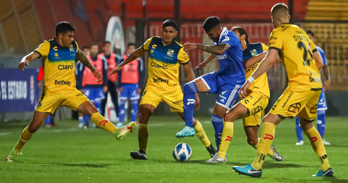 La U y Everton igualaron en el Santa Laura