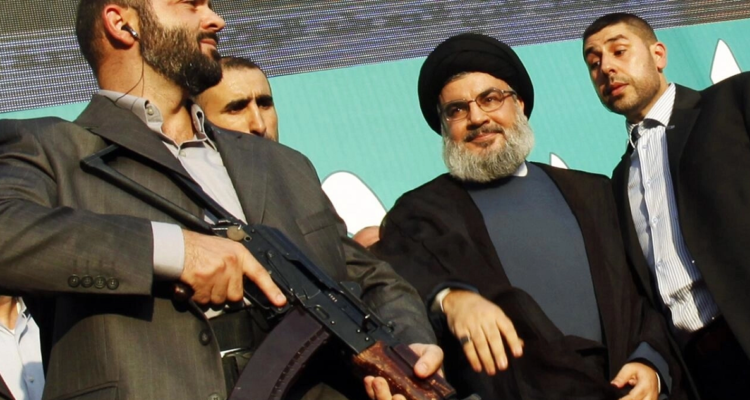 El líder del Hezbollah libanés Sayyed Hassan Nasrallah, escoltado por guardaespaldas.