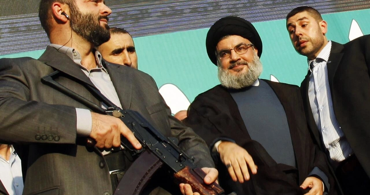 El líder del Hezbollah libanés Sayyed Hassan Nasrallah, escoltado por guardaespaldas.