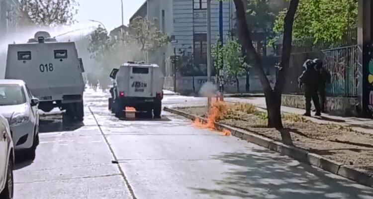 Incidentes con barricadas y bombas molotov en el exterior del Liceo de Aplicación