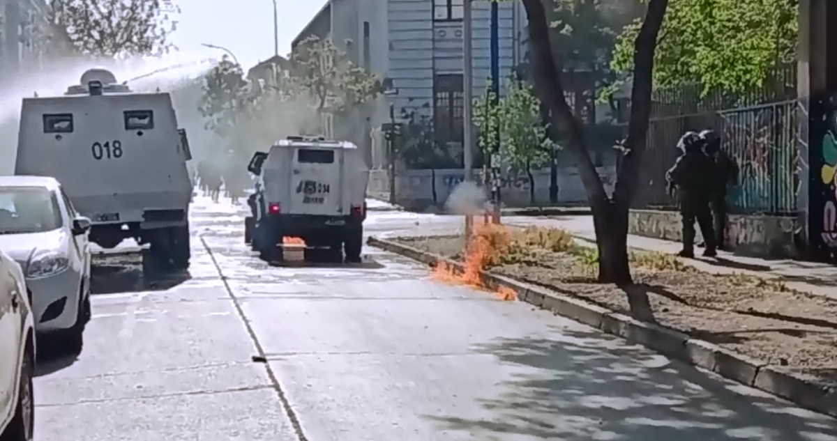 Incidentes con barricadas y bombas molotov en el exterior del Liceo de Aplicación
