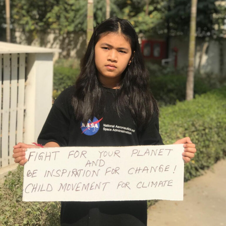 La joven activista porta carteles contra el cambio climático