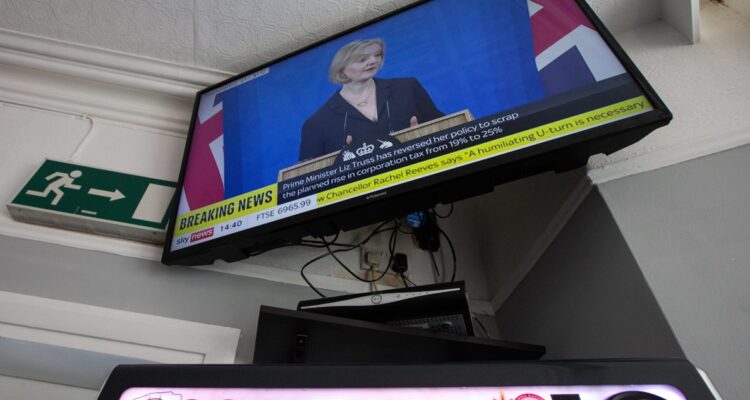 Una televisión transmitiendo un discurso de Truss.