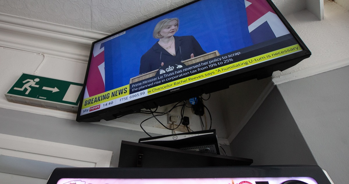 Una televisión transmitiendo un discurso de Truss.