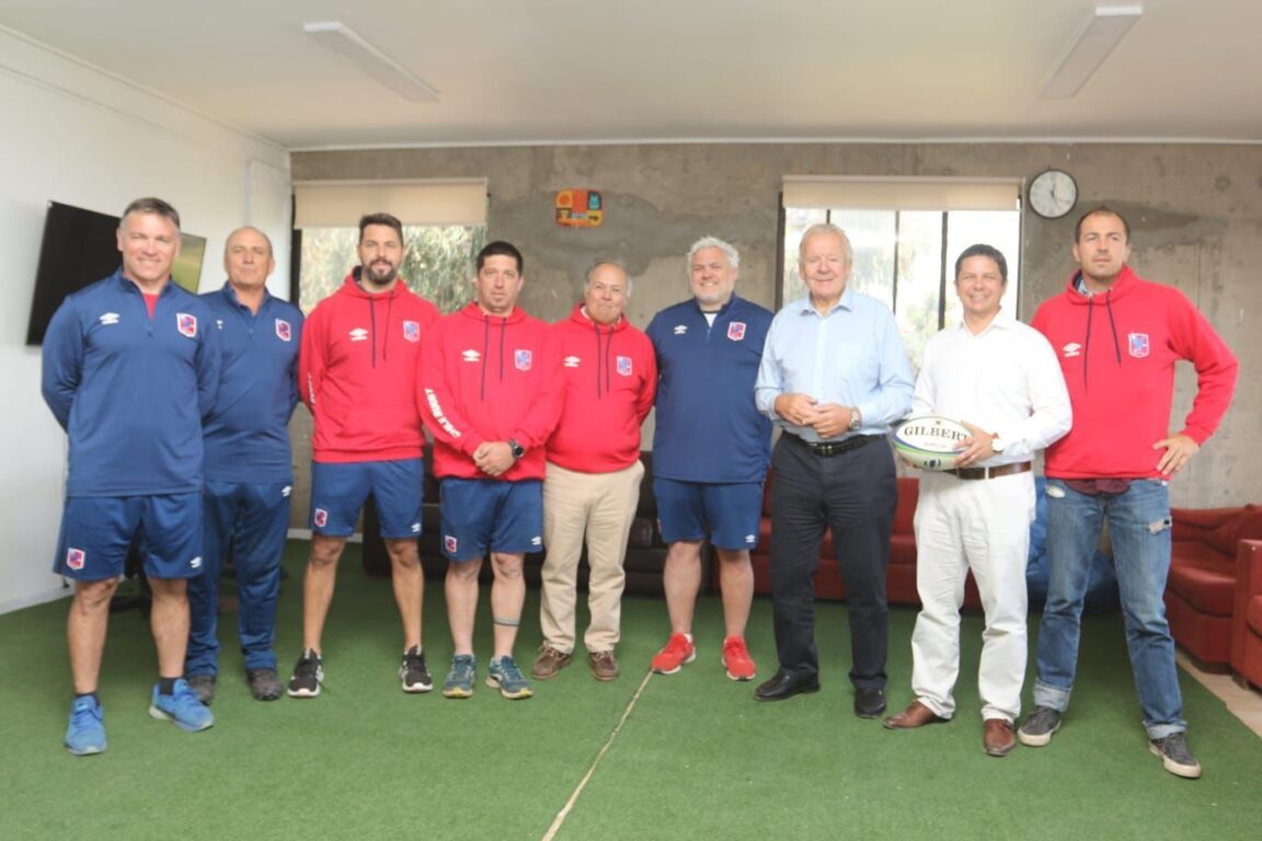 El presidente del World Rugby visitó Chile y las dependencias de la Federación nacional.