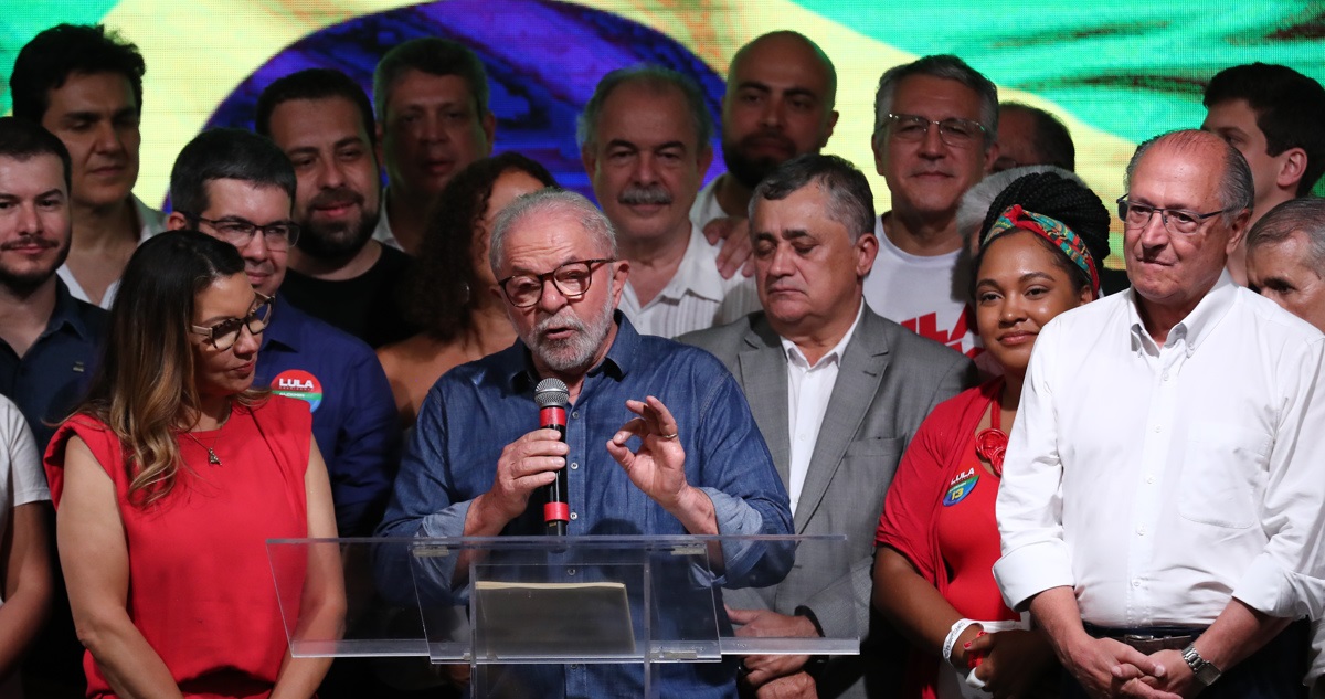 El expresidente brasileño Luiz Inácio Lula da Silva ofrece un discurso junto a su fórmula vicepresidencial, Geraldo Alckmin, tras su triunfo en la segunda vuelta de las elecciones.