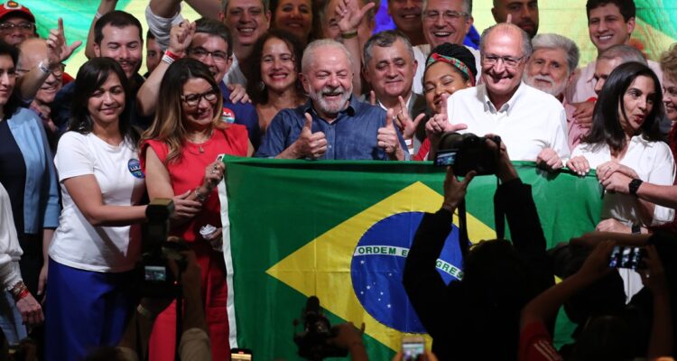 Lula da Silva celebrando su victoria.