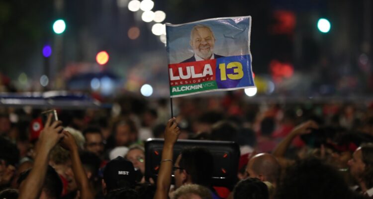 Simpatizantes de Luiz Inácio Lula da Silva celebran el triunfo en la segunda ronda de las elecciones presidenciales.