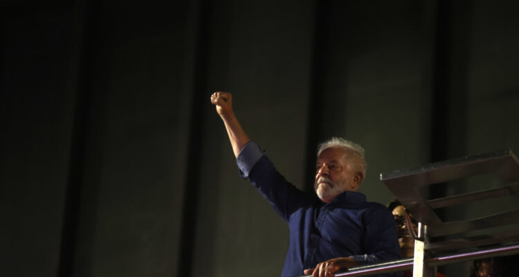 Luiz Inácio Lula da Silva saluda a sus simpatizantes tras su triunfo en la segunda ronda de las elecciones presidenciales, en la Avenida Paulista en Sao Paulo (Brasil). El exmandatario Luiz Inácio Lula da Silva ganó este domingo la segunda vuelta de las elecciones presidenciales en Brasil con un 50,83 % frente al 49,17 % que obtuvo el actual gobernante, Jair Bolsonaro, con el 98,81 % de las urnas escrutadas.