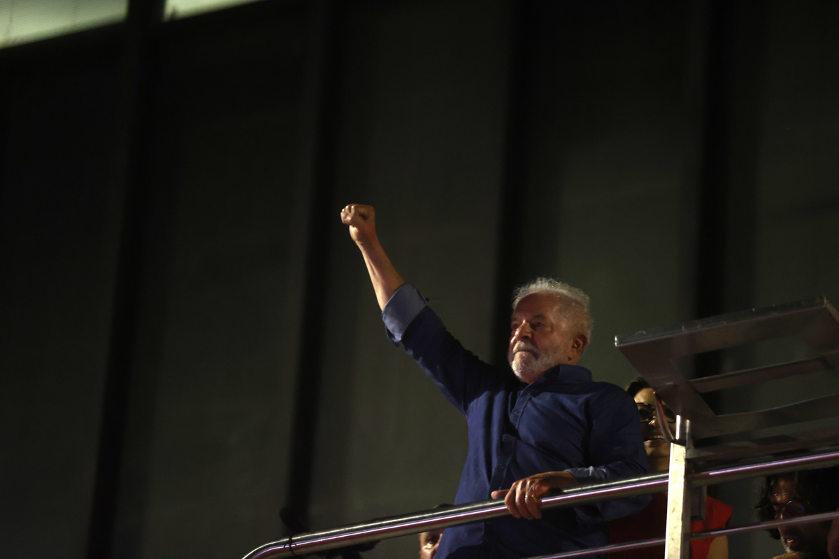 Luiz Inácio Lula da Silva saluda a sus simpatizantes tras su triunfo en la segunda ronda de las elecciones presidenciales, en la Avenida Paulista en Sao Paulo (Brasil). El exmandatario Luiz Inácio Lula da Silva ganó este domingo la segunda vuelta de las elecciones presidenciales en Brasil con un 50,83 % frente al 49,17 % que obtuvo el actual gobernante, Jair Bolsonaro, con el 98,81 % de las urnas escrutadas.