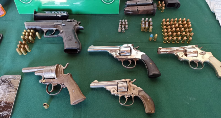 madre denuncia a su hijo que tenía armas