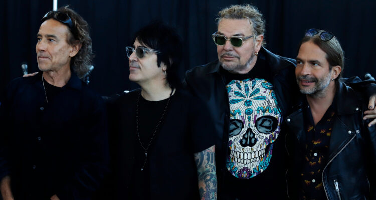 Miembros de la banda Maná posando fuera de un estadio. Diveros internautas creyeron que no volverían a Chile.