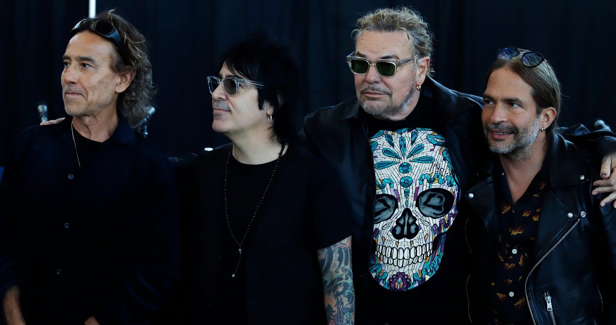 Miembros de la banda Maná posando fuera de un estadio. Diveros internautas creyeron que no volverían a Chile.